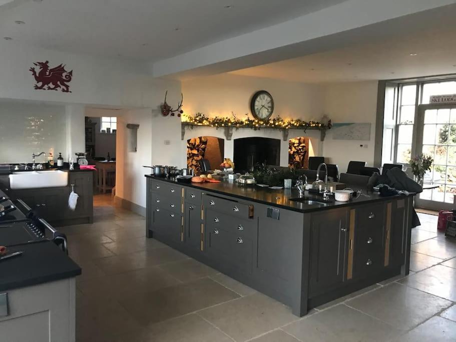 Georgian Country House -Panoramic Views -Sleeps 12 Ruthin Kültér fotó